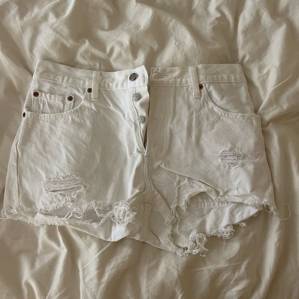 Women’s 29 White Levi Jean Distressed Shorts